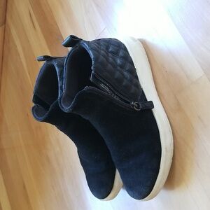 Clark's shoes.  Size 7.5